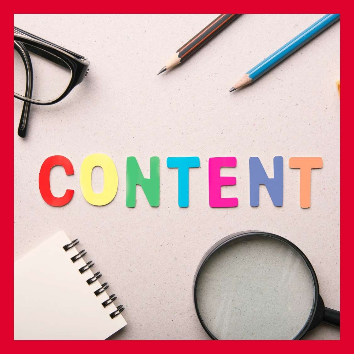 immagine con scritta content marketing colorata e nello sfondo, oggetti da scrivania, come penne e forbici